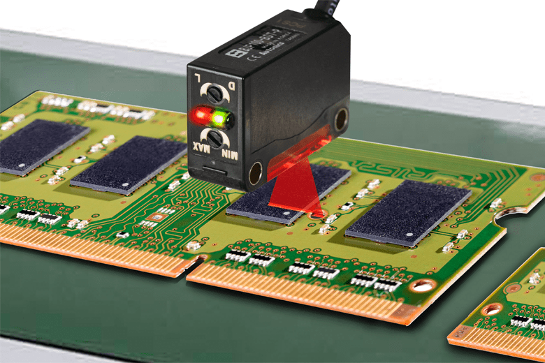 用于精确检测 PCB 电路板上元件的光电传感器操作场景